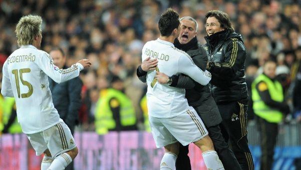 费尔明出席家乡的球迷俱乐部成立仪式，受到热烈欢迎（费尔明回乡参加球迷俱乐部成立仪式，现场反响热烈）