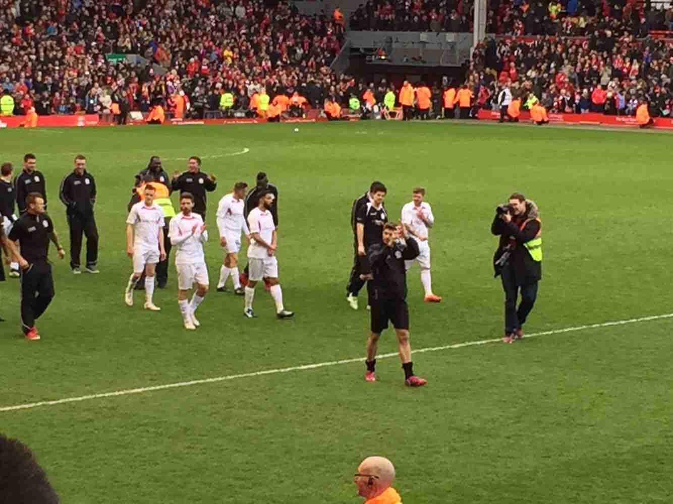 替补球员关键时刻助球队锁胜（替补球员末段发威锁定胜局）