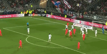 足坛一夜动态：AC米兰大逆转登顶意甲第1，B费创纪录曼联复仇狼队