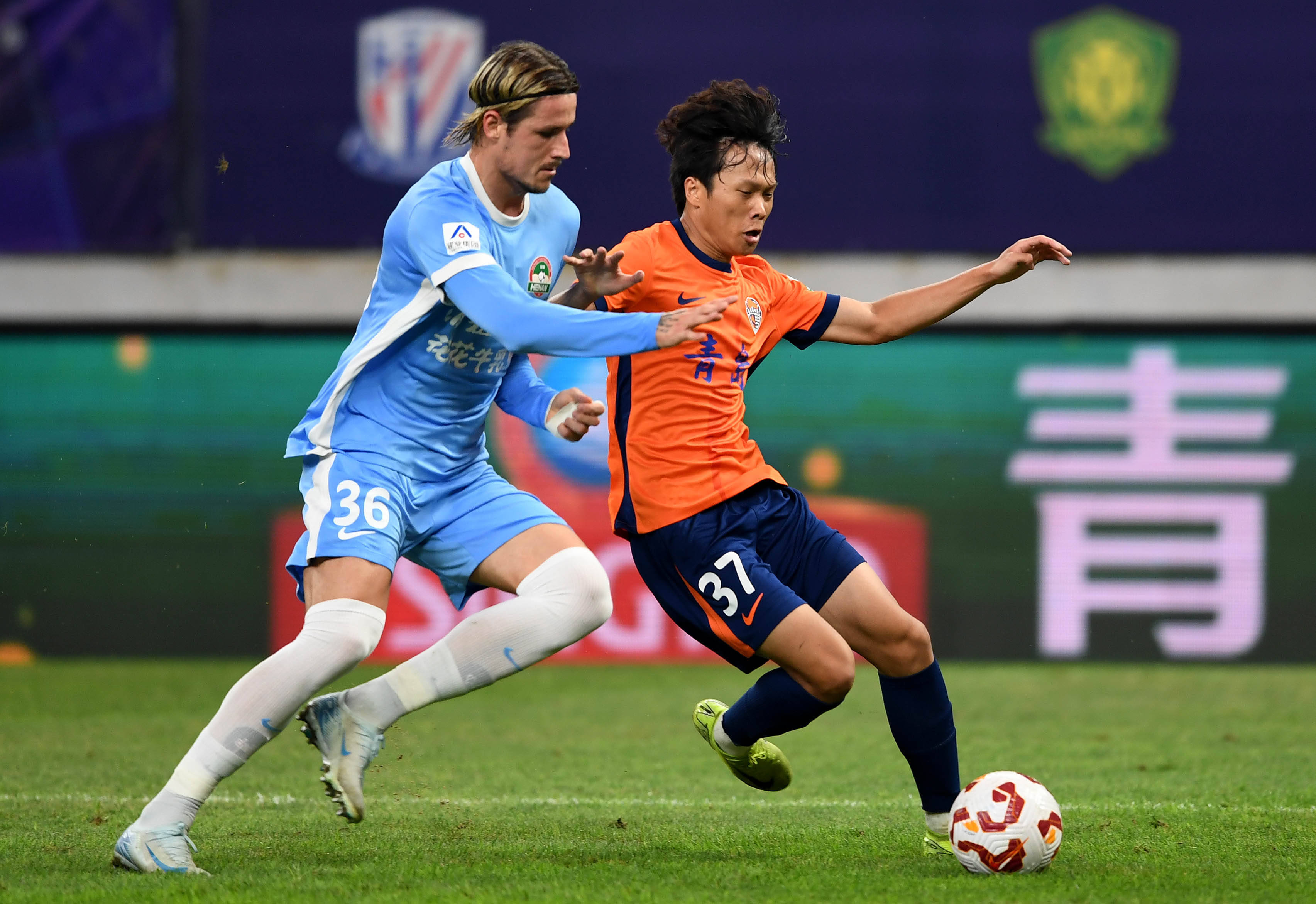 荷兰女国脚罗尔德公开谈论与女友恋情，两人曾因亲密照片受批评（荷兰女足国脚罗尔德谈与女友恋情：亲密合照曾惹争议）