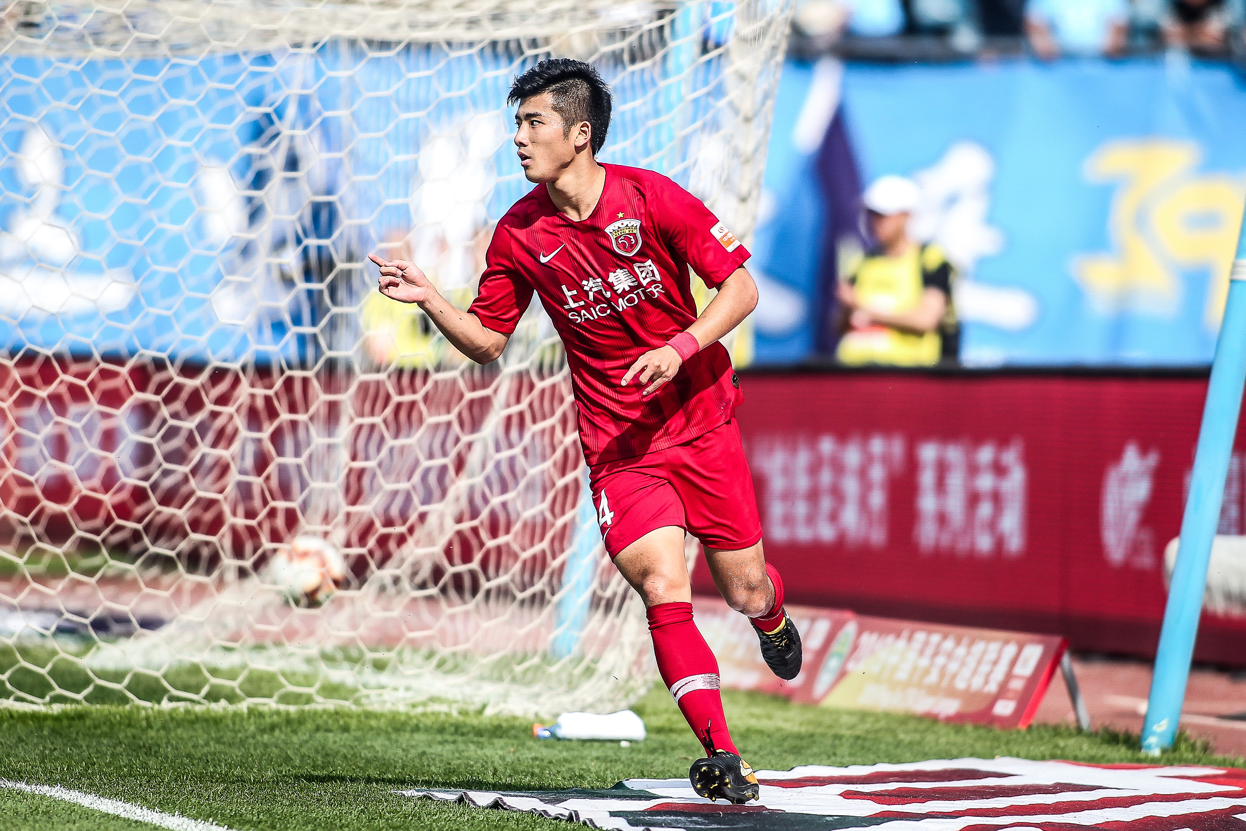 温家宝：球迷的呐喊让我们充满动力，场下我也会跟着他们唱歌（温家宝：球迷的呐喊激励着我们，场下我也会与他们一起唱歌）