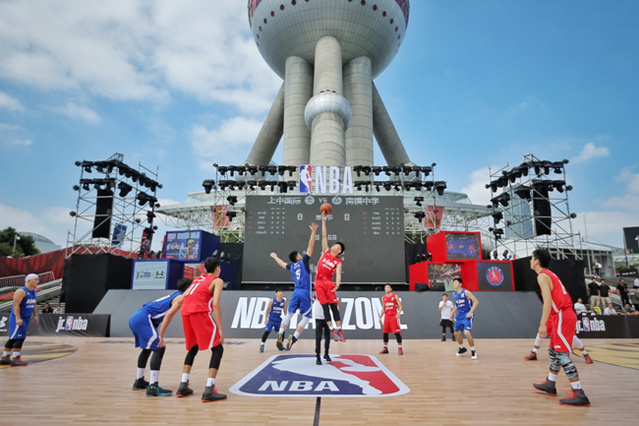 中超赛场争议判罚：VAR判罚引发讨论,（中超判罚风波：VAR介入再度引发热议）