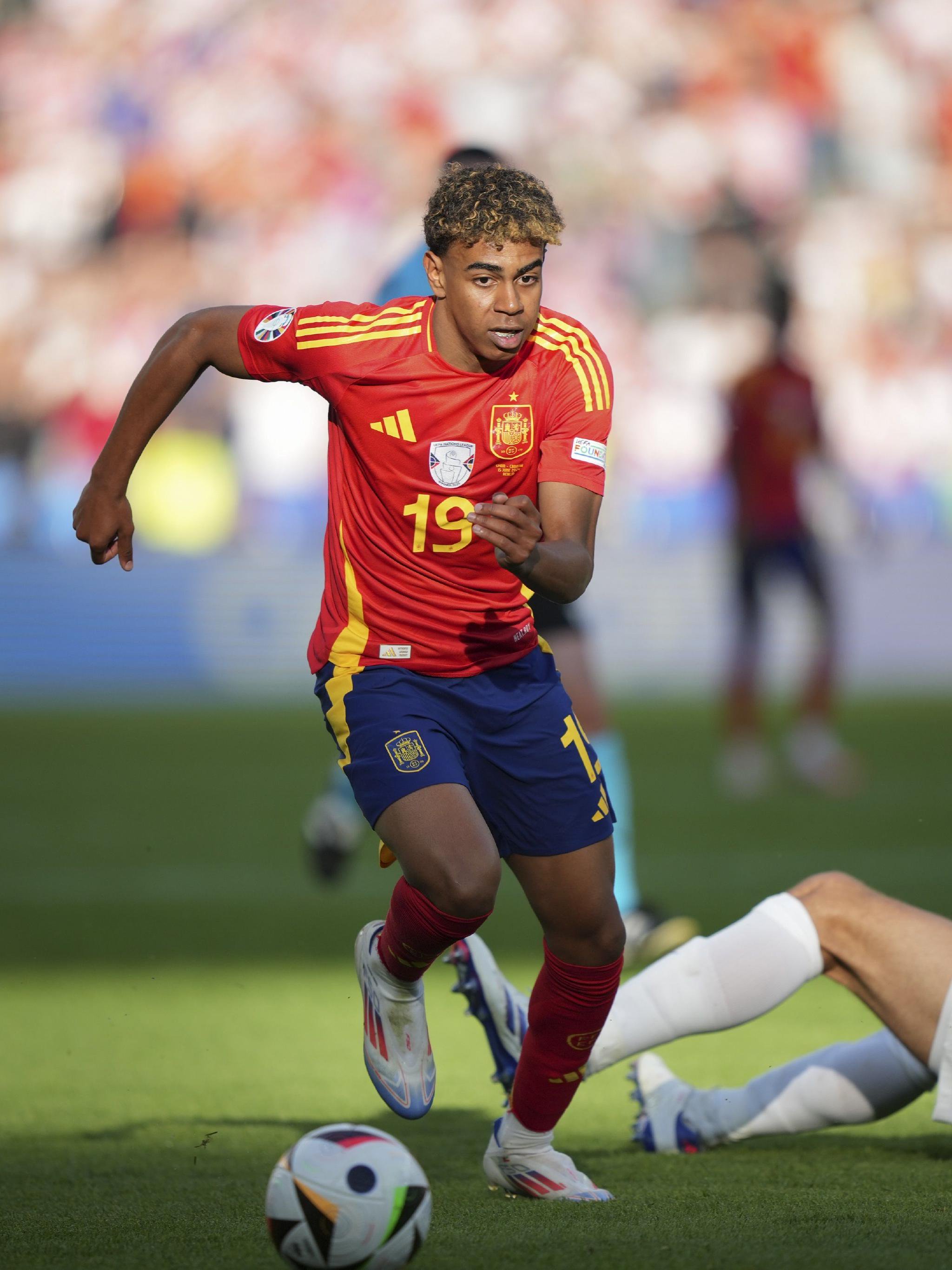 记者：曼联领跑谢什科争夺战，莱比锡要价7500万欧+浮动（曼联在谢什科争夺战中暂居领先，莱比锡标价7500万欧外加浮动条款）