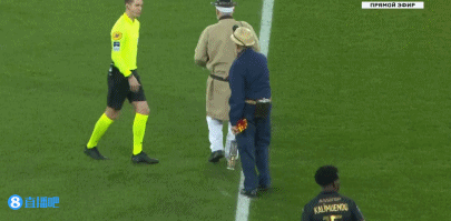 这次不搞花活了，哈兰德平安夜晒和女友帅气合拍（不玩花样，哈兰德平安夜晒出与女友的帅气合照）